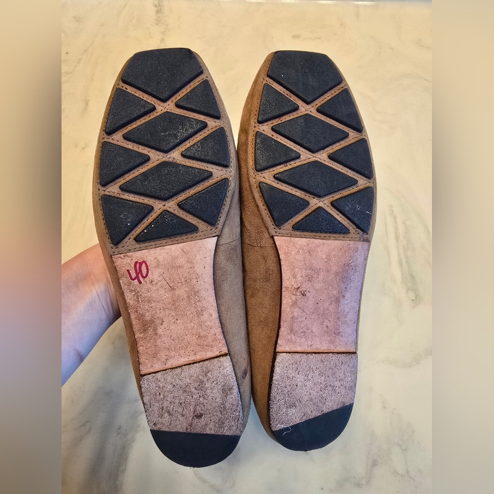 Tory Burch Tan Flats with Signature Logo - Picture 10 of 11